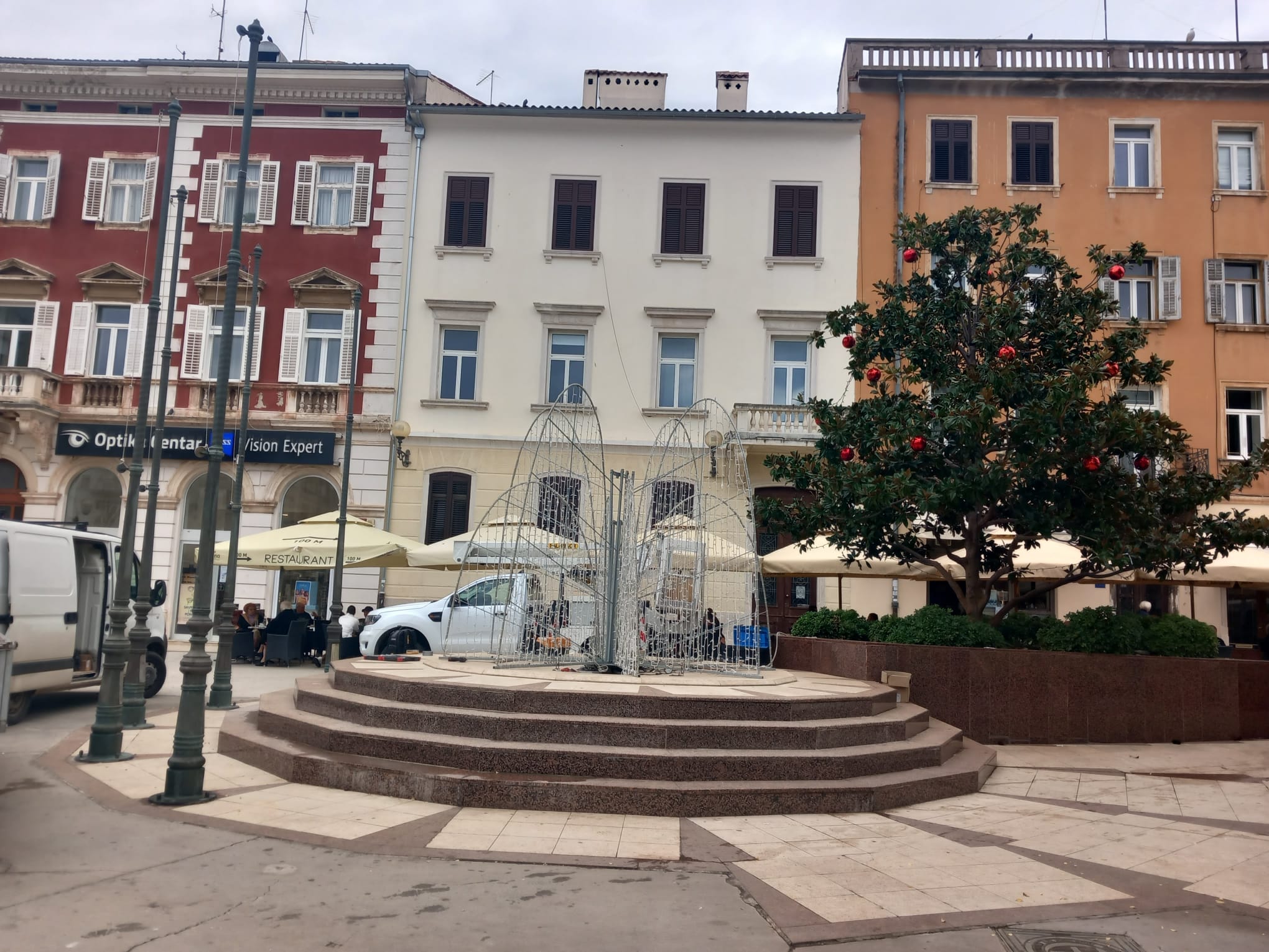 U PULI TEKU POSLJEDNJE PRIPREME Lampice počinju unositi duh Božića u grad